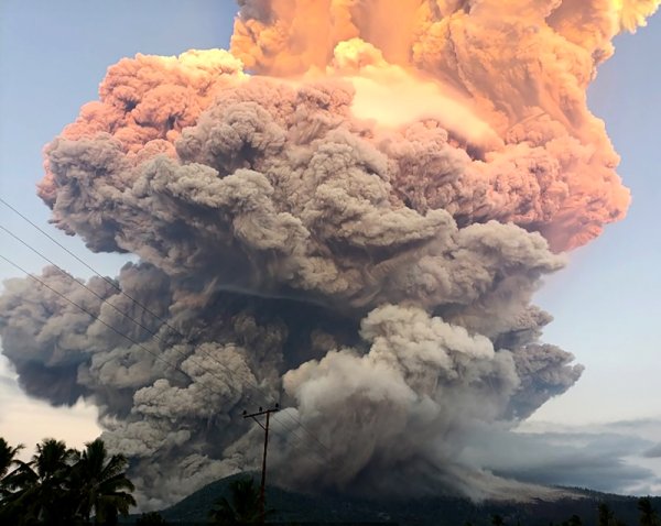 速配发金融网 印度尼西亚一火山喷发，火山灰柱高约18公里
