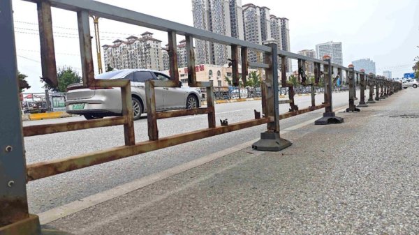 富豪配资 福山区多条道路护栏锈蚀 交管: 调查落实后处理